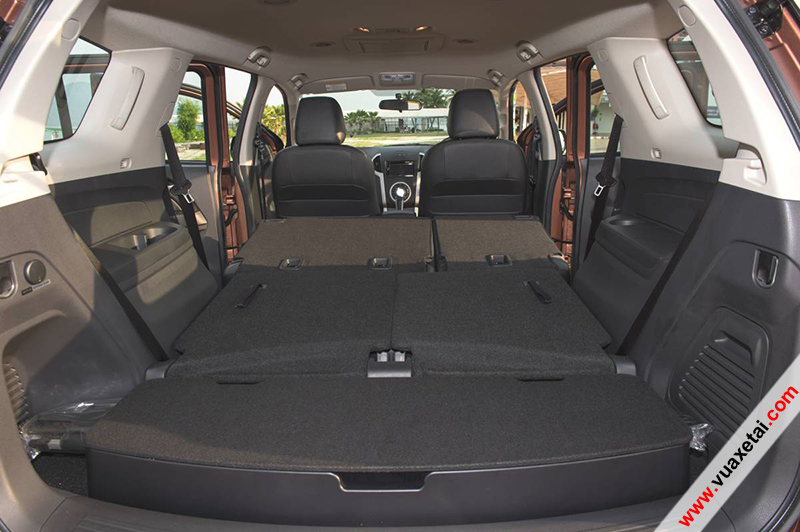 khoang chở hàng xe isuzu 7 chỗ mux rộng rãi