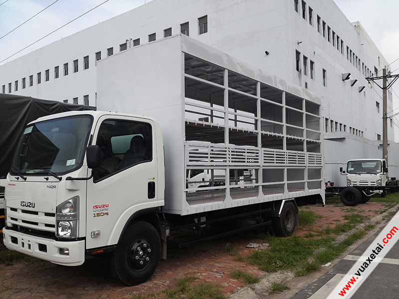 xe tải isuzu 5.5 tấn thùng chở xe máy