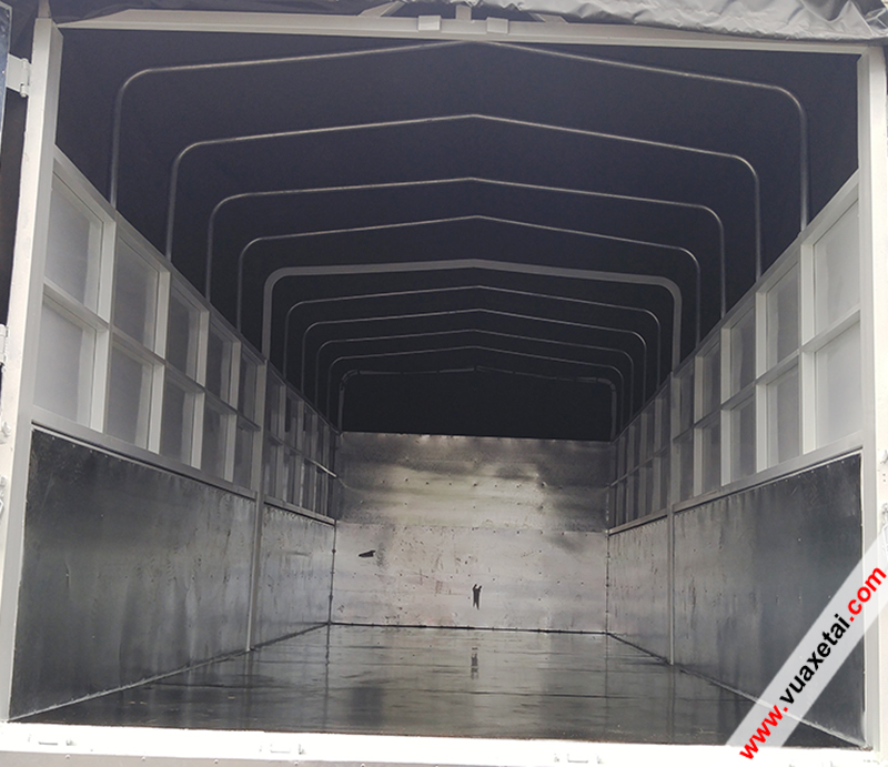 Hình ảnh bên trong thùng bạt xe tải isuzu 5,5 tấn NQR