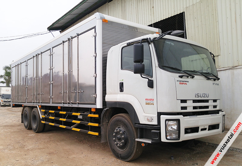 xe tải isuzu 15 tấn thùng kín nhiều cửa chở pallet