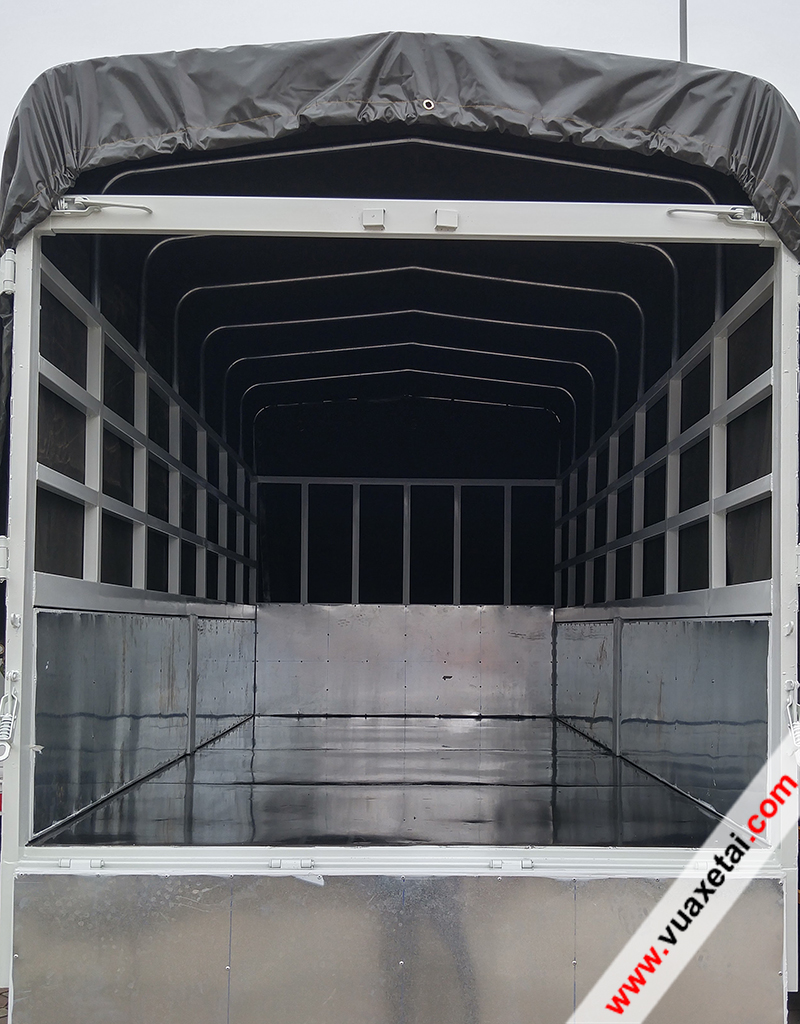 B&ecirc;n trong th&ugrave;ng bạt isuzu 1,9 tấn qkr55h