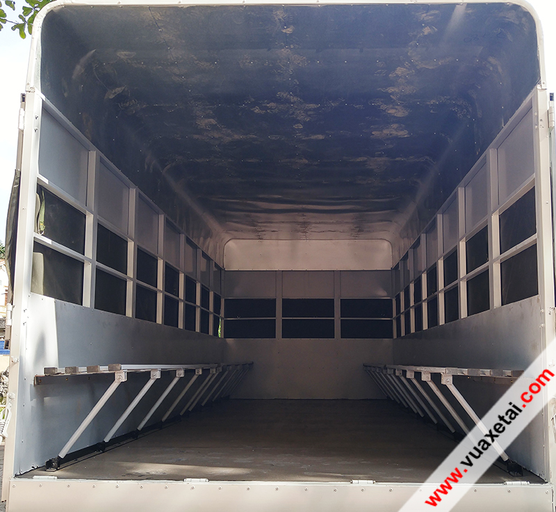 Bên trong thùng xe tải isuzu tập lái có 2 hàng ghế ngồi cho học viên