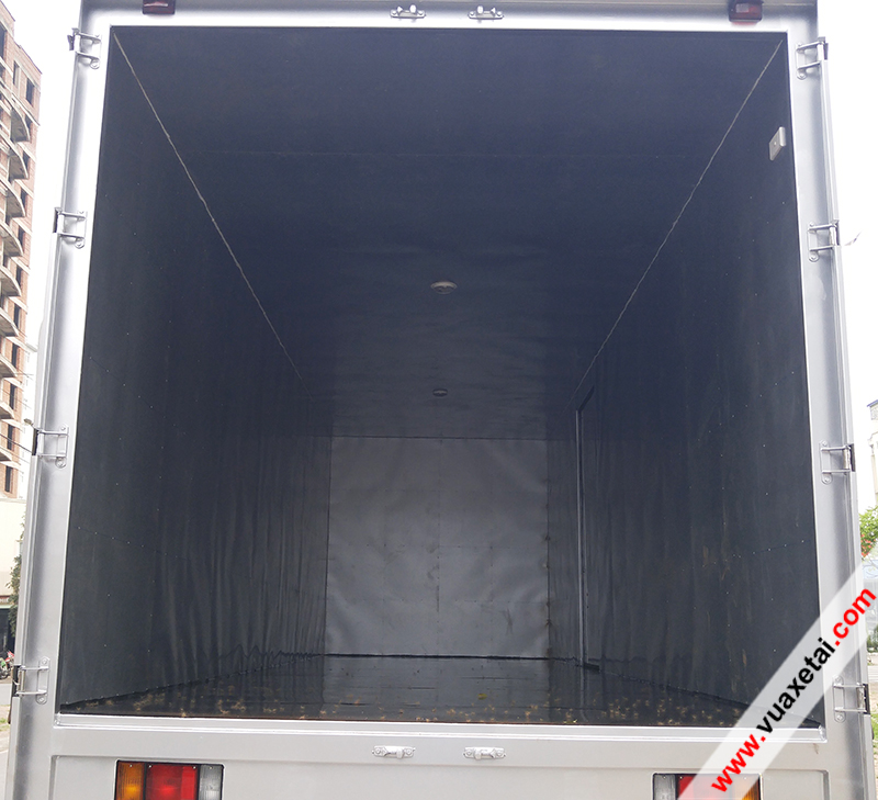 bên trong thùng kín isuzu 9 tấn