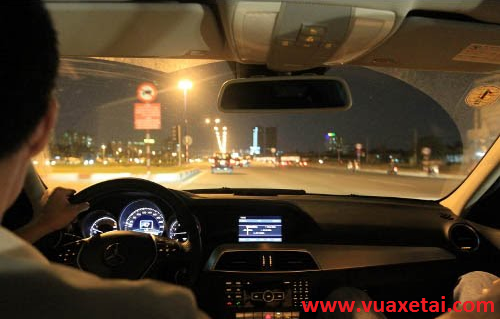 xe tải isuzu minh họa ánh sáng trong xe 00113